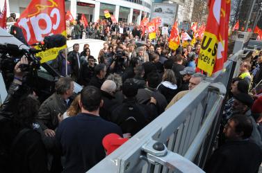 Fabien Engelmann, délégué CGT candidat du FN arrive à la Confédération générale des travailleurs