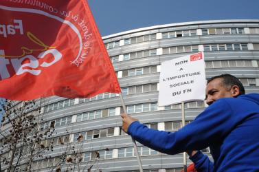 drapeau Cgt et pancarte Non à l'imposture sociale du Front National