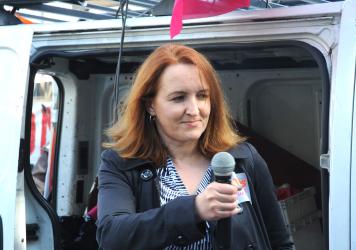 Syndicaliste de SUD Finances au rassemblement devant le Ministère des finances pour demander la réintégration de Yann Le Merrer Postier