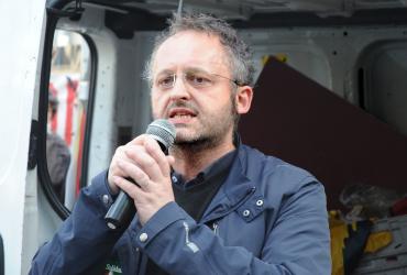 Syndicaliste de SUD Commerce au rassemblement devant le Ministère des finances pour demander la réintégration de Yann Le Merrer