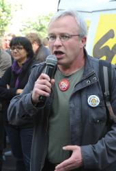 Jean-Pierre Mercier syndicaliste Cgt à PSA Lutte ouvrière au rassemblement devant le Ministère des finances pour demander la réintégration de Yann Le Merrer