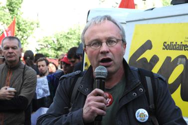 Jean-Pierre Mercier syndicaliste Cgt à PSA Lutte ouvrière au rassemblement devant le Ministère des finances pour demander la réintégration de Yann Le Merrer
