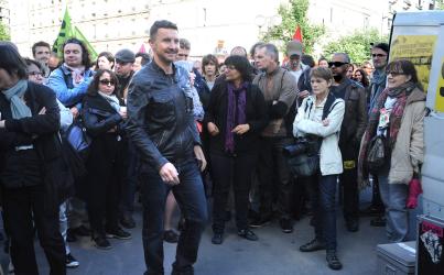 Olivier Besancenot au rassemblement devant le Ministère des finances pour demander la réintégration de Yann Le Merrer