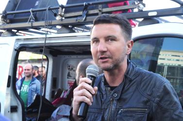 Olivier Besancenot au rassemblement devant le Ministère des finances pour demander la réintégration de Yann Le Merrer