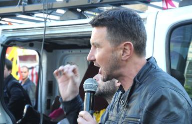 Olivier Besancenot au rassemblement devant le Ministère des finances pour demander la réintégration de Yann Le Merrer