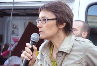 Nathalie Arthaud porte-parole de Lutte ouvrière au rassemblement devant le Ministère des finances pour demander la réintégration de Yann Le Merrer