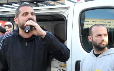 Gaël Quirante secrétaire départemental de SUD Activités Postales 92 au rassemblement devant le Ministère des finances pour demander la réintégration de Yann Le Merrer