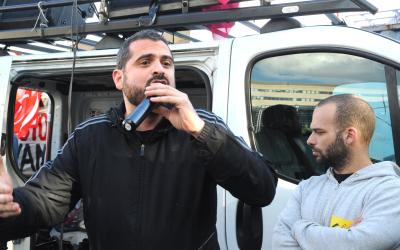 Gaël Quirante secrétaire départemental de SUD Activités Postales 92 au rassemblement devant le Ministère des finances pour demander la réintégration de Yann Le Merrer