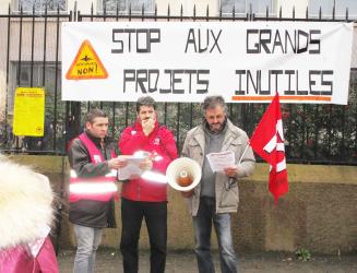 NDDL les paysans du Copain appelaient à occuper les sous-préfectures Cgt et Fo ont fait leur discours sous la banderole NDDL jonction avec la manif contre les condamnations de 8 de GoodYear