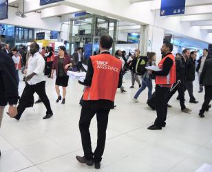 Grêve Sncf distribution des feuilles d'horaires Gare du Nord première gare d'Europe en trafic et la seconde au monde pour sa capacité voyageurs