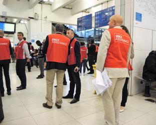 Grêve Sncf distribution des feuilles d'horaires Gare du Nord première gare d'Europe en trafic et la seconde au monde pour sa capacité voyageurs