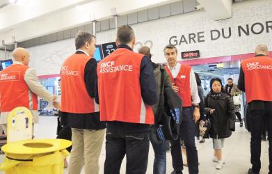 Grêve Sncf distribution des feuilles d'horaires Gare du Nord première gare d'Europe en trafic et la seconde au monde pour sa capacité voyageurs