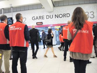 Grêve Sncf distribution des feuilles d'horaires Gare du Nord première gare d'Europe en trafic et la seconde au monde pour sa capacité voyageurs