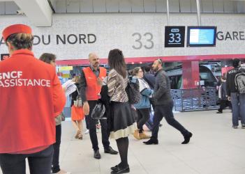 Distribution des feuilles d'horaires Gare du Nord première gare d'Europe en trafic et la seconde au monde pour sa capacité voyageurs