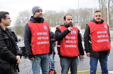 Intervention en Anglais au centre Ingénierie de Renault Lardy Essonne douvriers de Renault Bursa DISK Confédération des syndicats révolutionnaires de Turquie