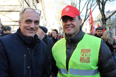 Philippe Poutou avec un syndicaliste Cgt de Ford au rassemblement de soutien au 9 militants Cgt de PSA Poissy