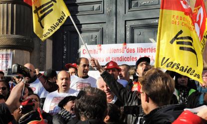 Rassemblement de soutien au 9 militants Cgt de PSA Poissy 16 Novembre 2017 Tribunal correctionnel de Versailles
