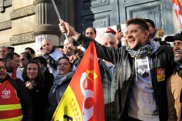 Cheminots de Versailles en soutien aux 9 militants Cgt de PSA devant le tribunal correctionnel de Versailles