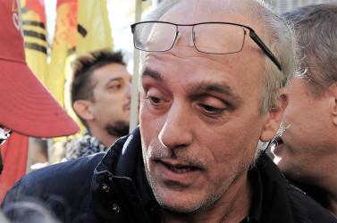 Philippe Poutou syndicaliste Cgt de Ford au rassemblement de soutien aux 9 militants Cgt de PSA Poissy
