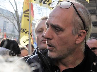 Philippe Poutou syndicaliste Cgt de Ford au rassemblement de soutien aux 9 militants Cgt de PSA Poissy