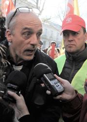 Philippe Poutou syndicaliste Cgt de Ford avec un Médias Presse
