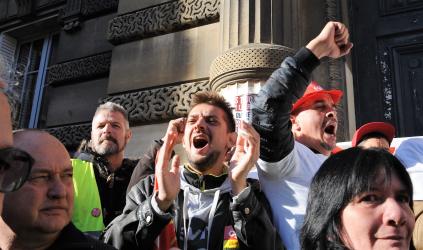 Cheminots de Versailles en soutien aux 9 militants Cgt de PSA devant le tribunal correctionnel de Versailles