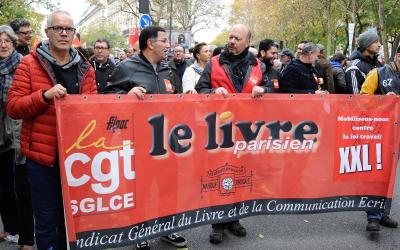 Banderole Cgt Le Livre Parisien Sglce syndicat général du Livre et de la communication écrite