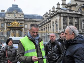 Gilles Lambersend et Thierry Captif, militants CGT de l'usine Ford de Blanquefort, devant le Palais de justice
