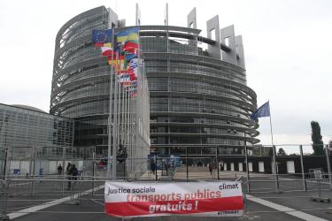 Un collectif composé de syndicats, de partis et d'associations devant le parlement européen à Strasbourg