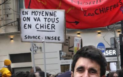 Pancarte En moyenne on va tous en chier. Source INSEE