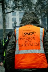 Travailleur de la SNCF avec un gilet écrit: Macron m'a radicalisé