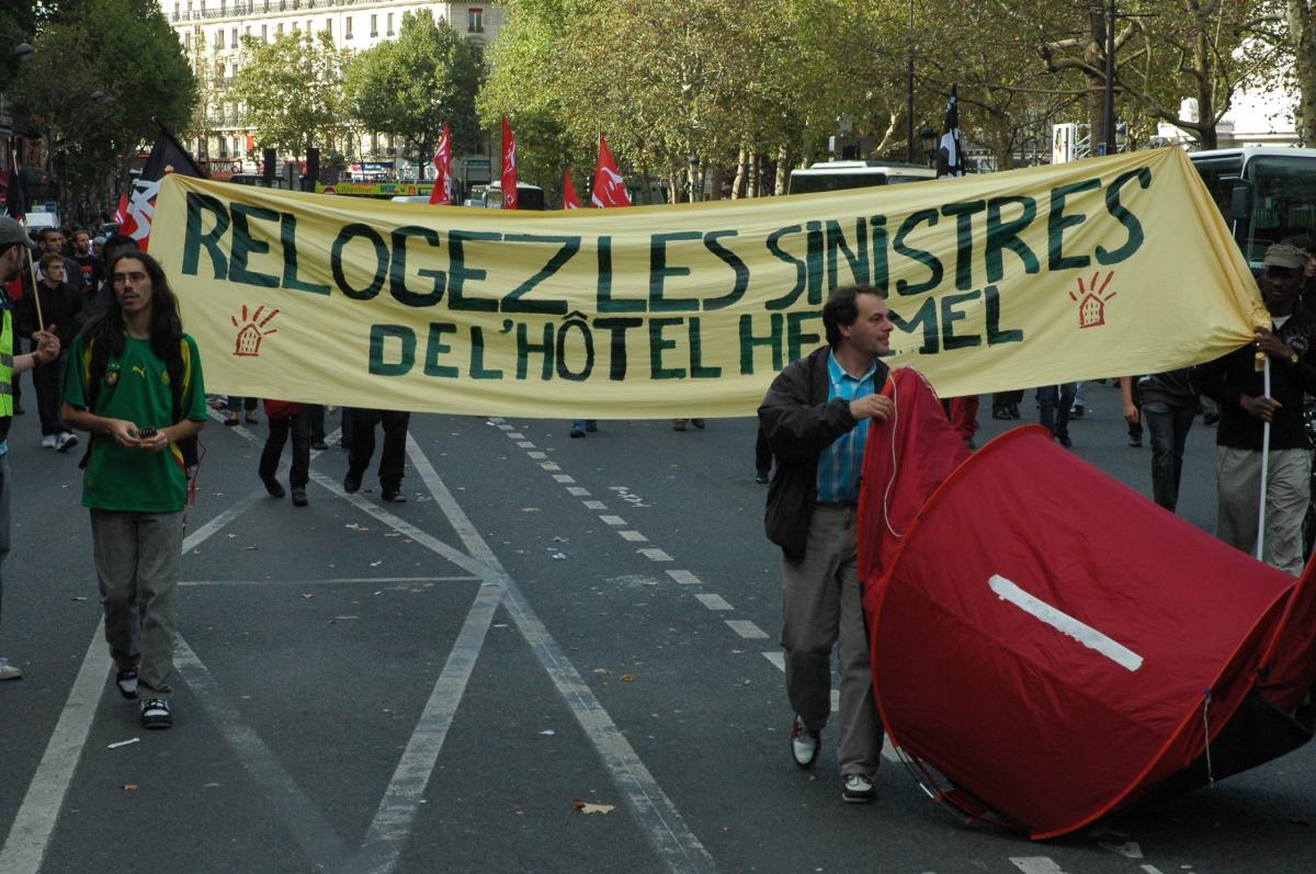 sans logis banderole relogez les sinistrés