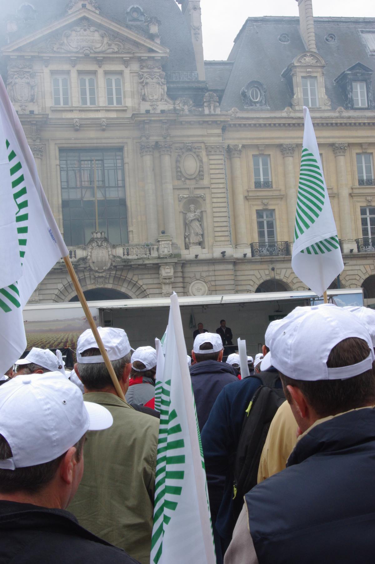 agriculteurs écoutant le discour des syndicalistes paysans