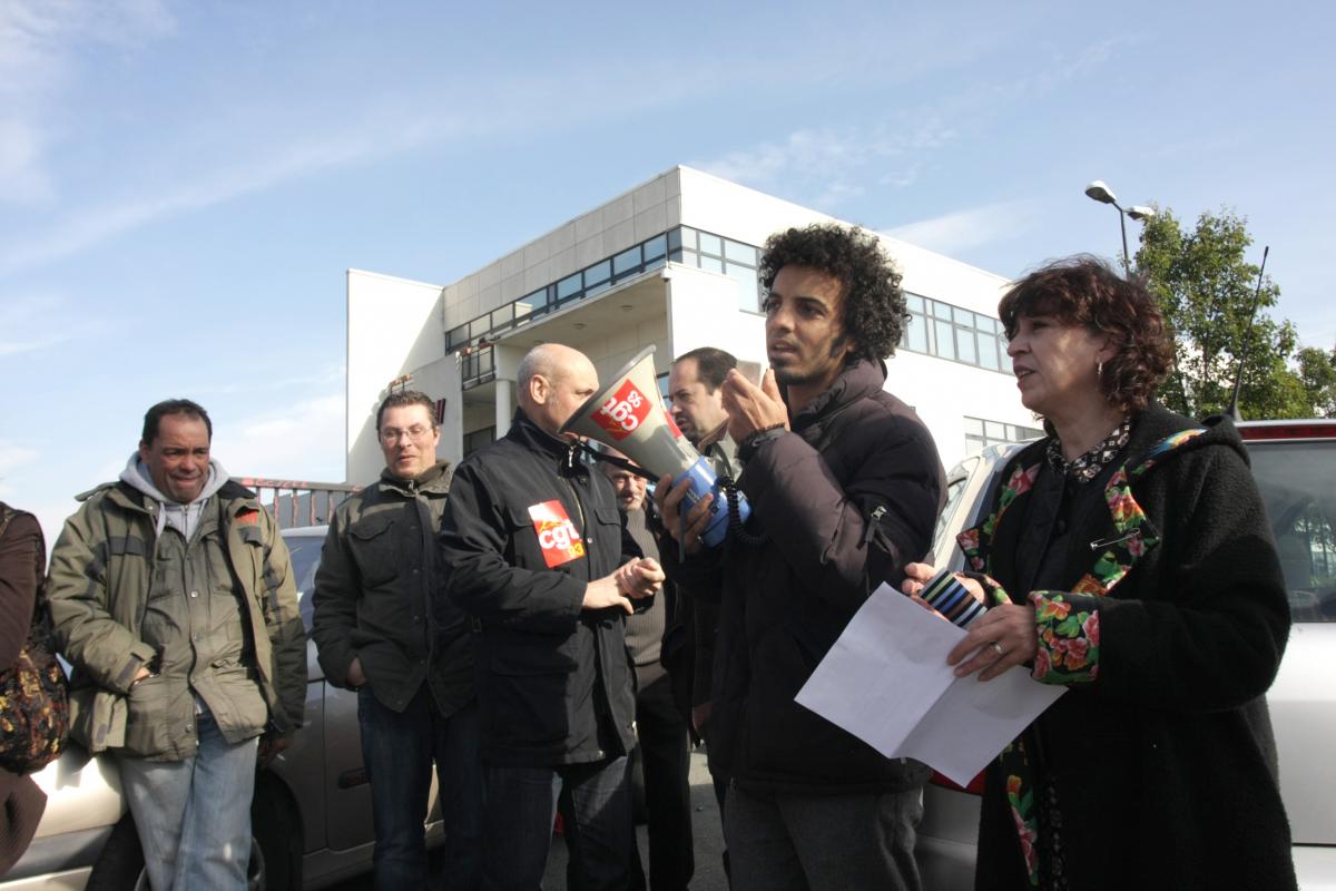 prises de parole devant l'entrée, en présence d'Eliane ASSASSI sénatrice PCF