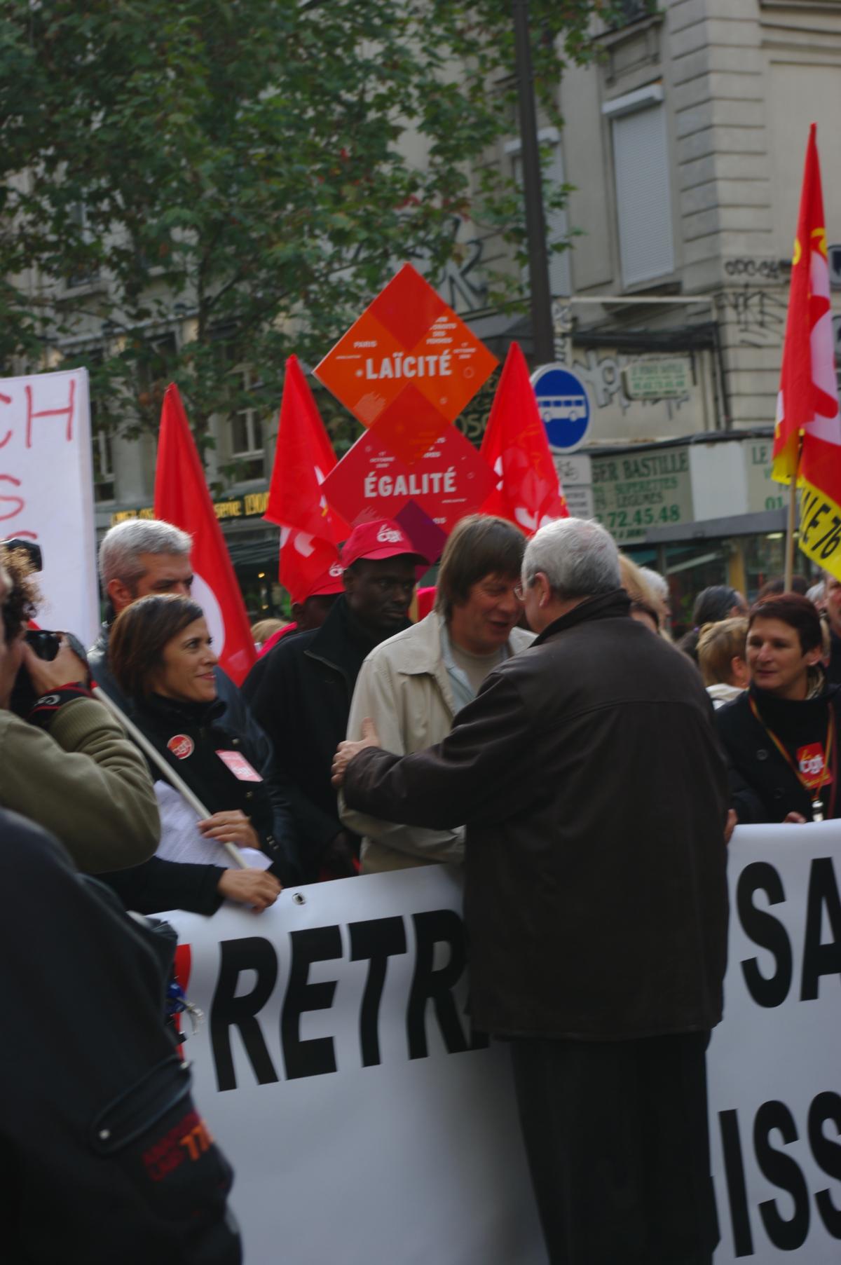 cortege de la CGT: bernard thibault en discussion avec un resposable du parti socialiste
