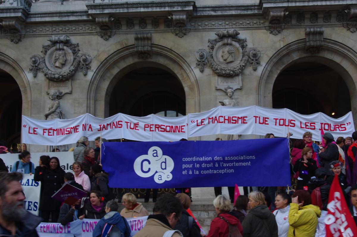 banderole du cndf pour le droit à l'IVG et