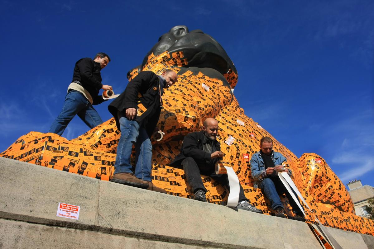 Le lion de la place Denfert Rochereau badgé par les Continental