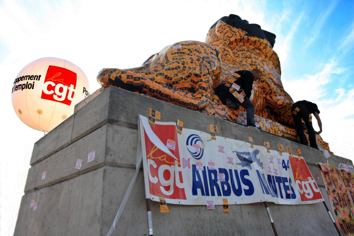 Le lion place Denfert Rochereau badgé par les Continental