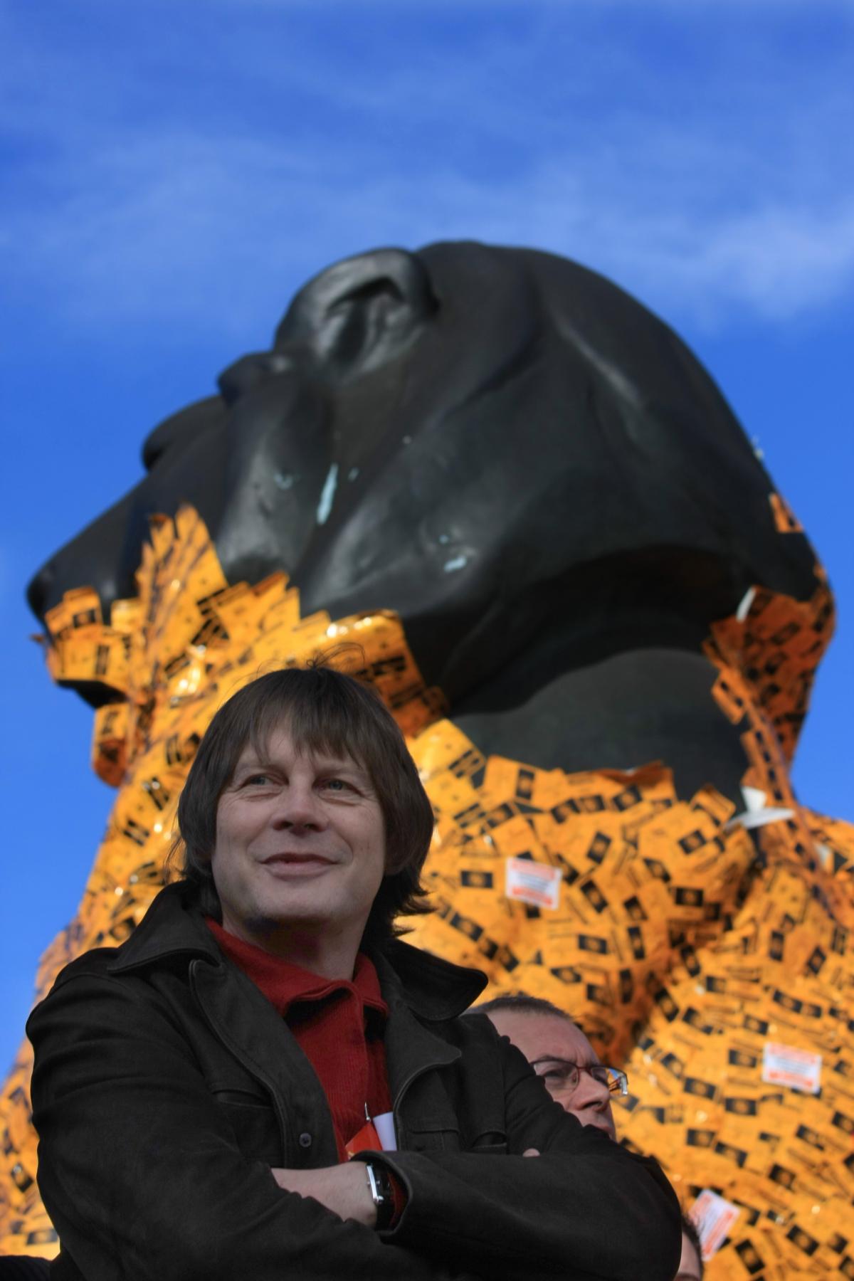 Bernard Thibault avant son intervention devant le lion recouvert par les badges de Continental