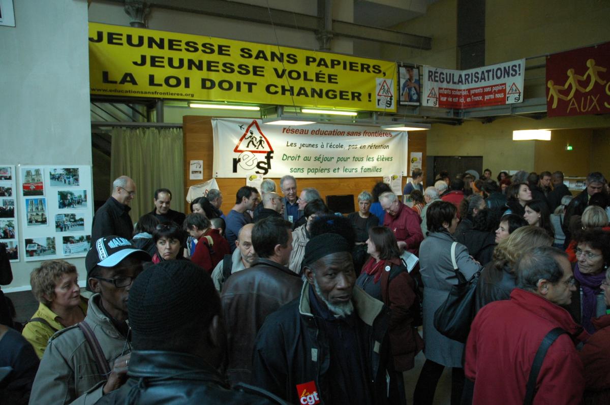 aux Six heures RESF hall d'entrée