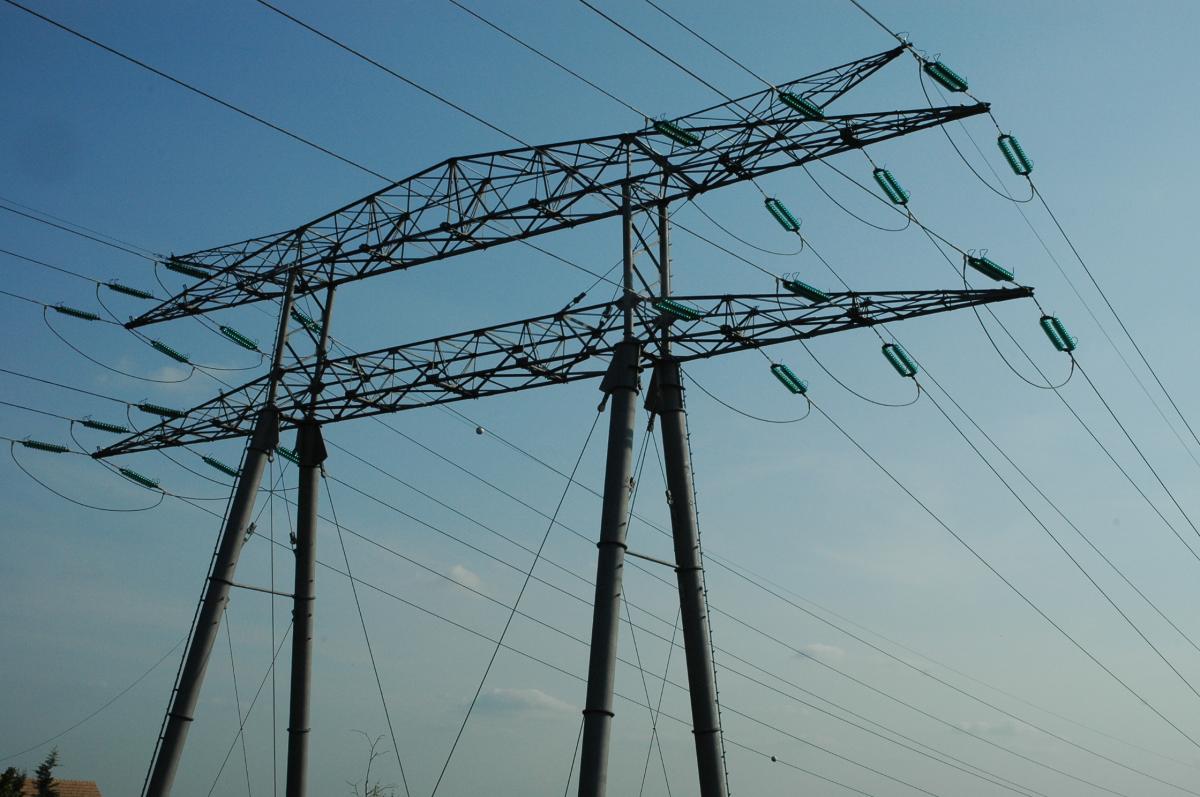 Poteau de haute tension électrique ERDF ( Electricité réseau de distribution France).