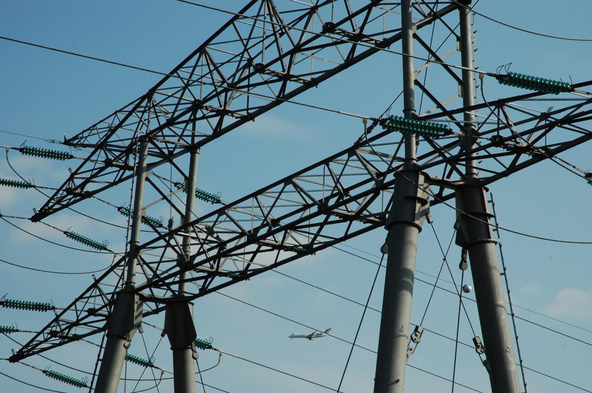Poteau de haute tension électrique ERDF ( Electricité réseau de distribution France).