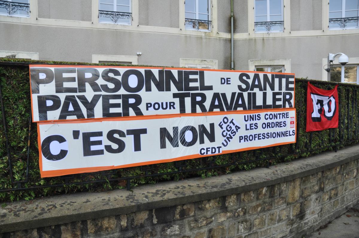 Banderole contre les ordres professionnels