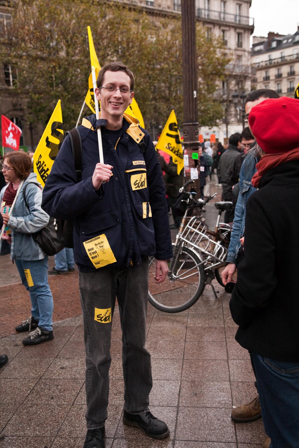 Facteur pendant la manifestation contre la privatisation de la poste (28 novembre 2009)