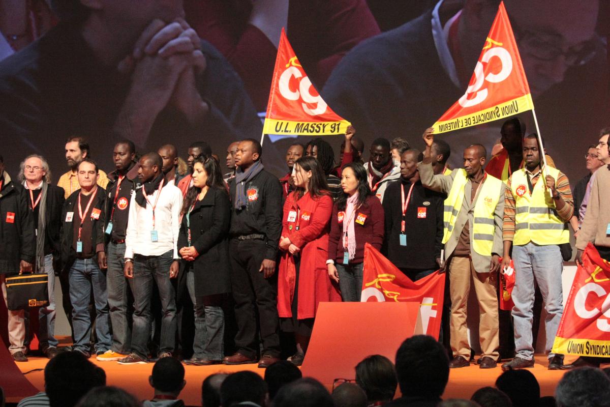 Les sans-papiers ovationnés à la tribune du congrès