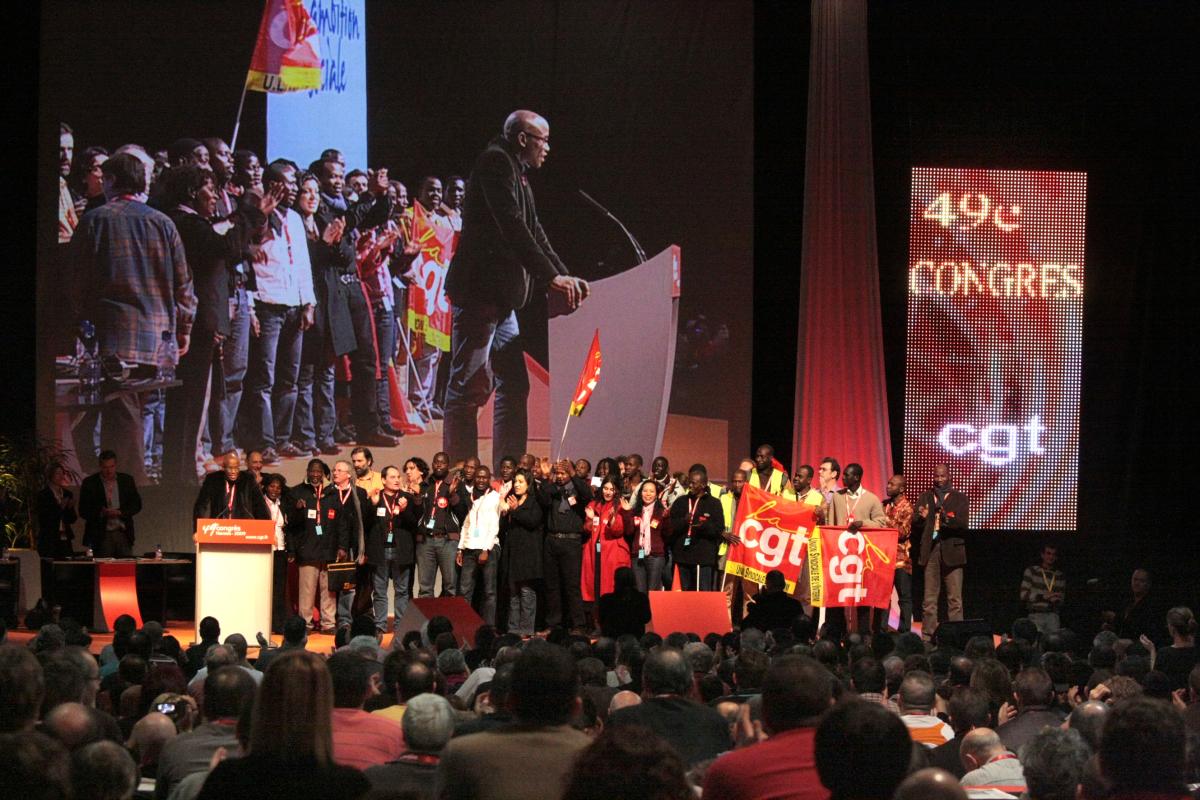 Les sans-papiers ovationnés à la tribune du congrès