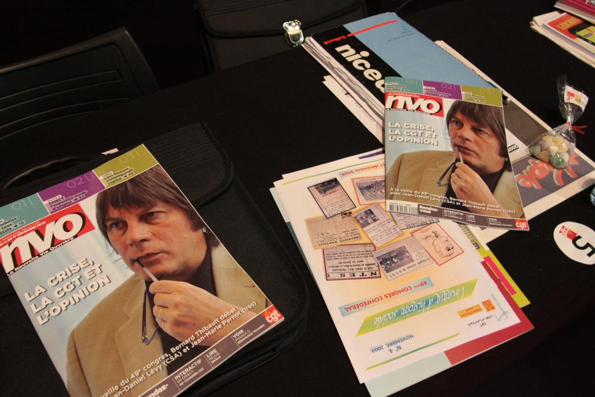 revues de la CGT sur les tables des congressistes