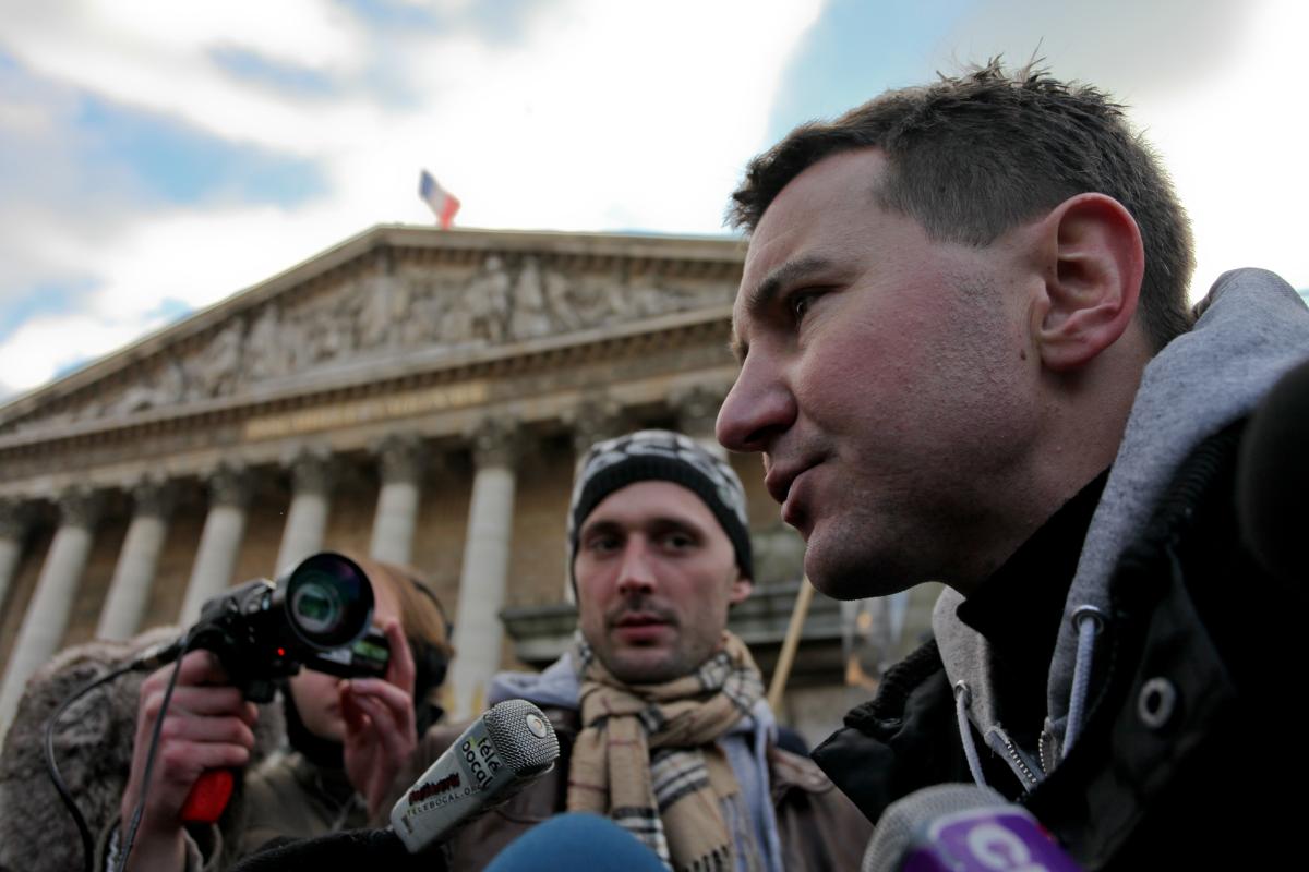 Olivier Besancenot interviewé devant l'Assemblée Nationale lors d'une action Poste