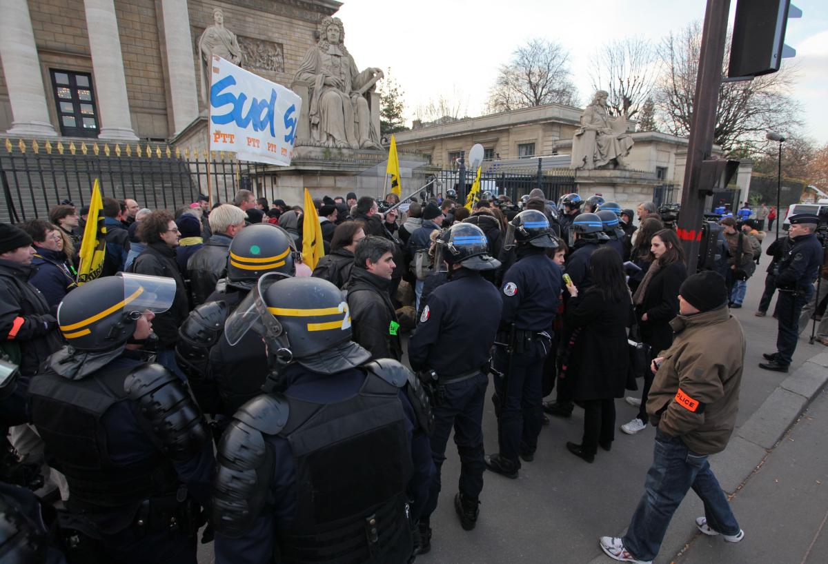 Groupe de CRS encadrant une action Poste avec Olivier Besancenot