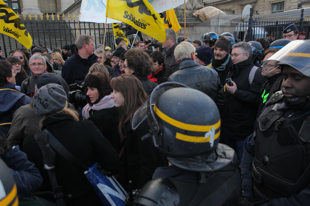 Groupe de CRS encadrant une action Poste avec Olivier Besancenot